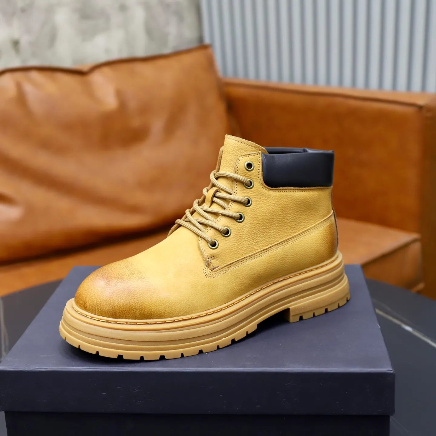 Ex-factory price: 680💰Thick wool imported from Australia Brand: UGG genuine purchasing agent Size: 38-44 (customized in 45) Grade: Official website 1:1 Material: First-layer genuine leather waterproof and antifreeze upper Real wool lining Original non-slip Soft wear-resistant outsole Style category: Men's casual shoes Trendy style Comfortable on the feet Color: Official website color synchronization